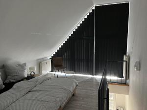 Tempat tidur dalam kamar di Ferienwohnung in Erfurt Marbach (Maisonette)