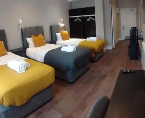 Cama ou camas em um quarto em Kilfane Country Lodge