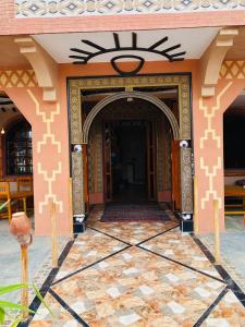 una entrada a un edificio con suelo de baldosa en Hotel Restaurant Hollywood Africa en Aït Ben Haddou