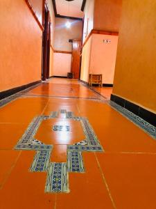 a room with a tile floor with a star on it at Hotel Restaurant Hollywood Africa in Aït Ben Haddou