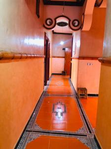 un couloir vide avec du carrelage dans un bâtiment dans l'établissement Hotel Restaurant Hollywood Africa, à Aït Ben Haddou