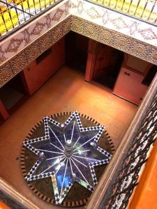 una vista in alto di una stella sul pavimento di un edificio di Hotel Restaurant Hollywood Africa a Aït Ben Haddou