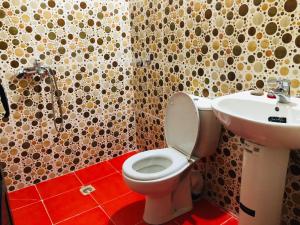 a bathroom with a toilet and a sink at Hotel Restaurant Hollywood Africa in Aït Ben Haddou