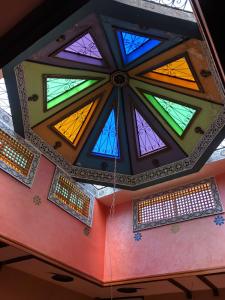 Hotel Restaurant Hollywood Africa في آيت بن حدو: سقف شبابيك زجاج مبقع في مسجد