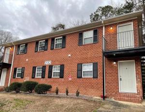 una casa de ladrillo rojo con puerta blanca en * Cozy Crib * Pet Friendly * King Bed *, en Durham