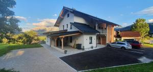 uma casa com um carro estacionado num parque de estacionamento em Ferienwohnungen Bergpanorama em Bad Mitterndorf