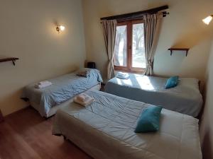a bedroom with two beds and a window at La Morada, imperdible Casa de Campo en La Matilde in San Javier