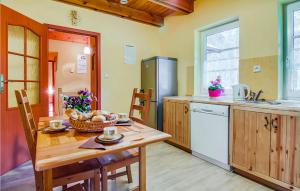 Η κουζίνα ή μικρή κουζίνα στο Cozy Home In Pobierowo With Wifi +14 φωτογραφίες