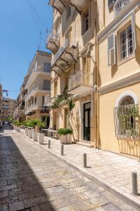 una calle adoquinada frente a un edificio en JoMi House of Art, Old Corfu Town, en Corfú
