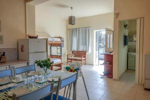 une cuisine avec une table et un ours en peluche assis sur elle dans l'établissement Elafonisi Vacation Blue Apartment, à Agios Padeleimon