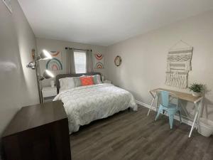 a bedroom with a bed and a desk and a bed sidx sidx sidx at * Durham Diggs * Pet Friendly * King Bed * in Durham