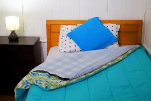 سرير أو أسرّة في غرفة في Si Po Hostel