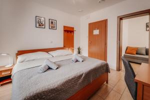 sypialnia z łóżkiem z 2 poduszkami w obiekcie City Penzion w Koszycach