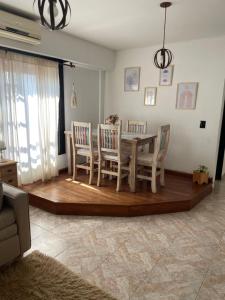 - un salon avec une table et des chaises en bois dans l'établissement Alquilo departamento por dia. Zona castelar!!!, à Castelar