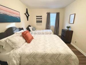 ダーラムにある*Pristine Pad * King Bed *Duke * Long Term Stays*のベッドルーム1室(ベッド2台、ドレッサー付)