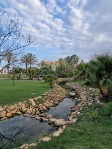 einen Steinweg in einem Park mit Bach in der Unterkunft Vera Pueblo Salinas in Vera