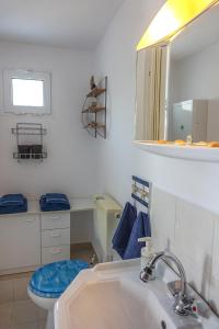 y baño con lavabo, aseo y espejo. en Elafonisi Vacation Green Studio, en Agios Padeleimon