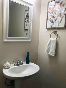 een badkamer met een witte wastafel en een spiegel bij * Posh Place * King Bed * Long Term Stays * in Durham