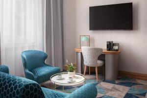 Allure Hotel & Residence Prague的电视和/或娱乐中心