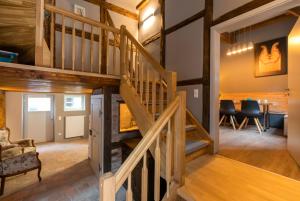 奎德林堡Blauer Stieg的带壁炉的房屋内的楼梯