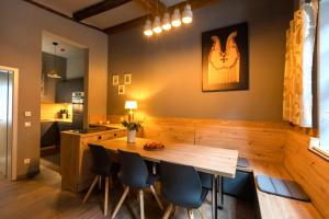 奎德林堡的住宿－Blauer Stieg，一间带木桌和椅子的用餐室