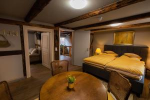 1 dormitorio con 1 cama, mesa y sillas en Blauer Stieg en Quedlinburg