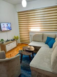 - un salon avec un canapé et une table dans l'établissement Apartman Sky, à Bijeljina