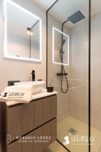 een badkamer met een wastafel en een douche bij Urbanlux Olimpia Sleep & Park in Albacete