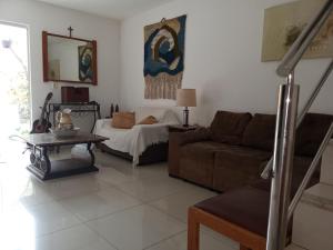 維多利亞的住宿－Solar da Praia，客厅配有沙发和1张床