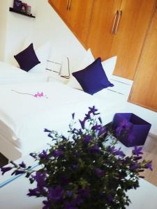 Un dormitorio con una cama con flores púrpuras. en Schöne Helle Wohnung en Mühlhausen