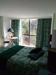 Ένα ή περισσότερα κρεβάτια σε δωμάτιο στο Charming sunny bedroom overlooking beautiful Amsterdam Avenue in best Condesa area