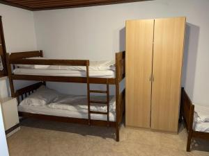 Divstāvu gulta vai divstāvu gultas numurā naktsmītnē Bungalowdorf Lübben