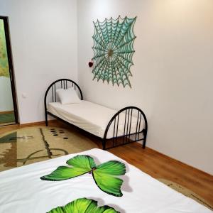 ein Zimmer mit einem Bett mit einer Pflanze darauf in der Unterkunft Apartament Camelia in Petroşani