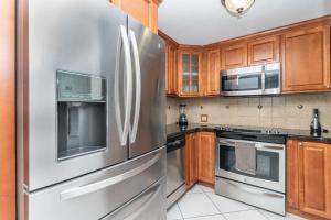 Dapur atau dapur kecil di Beautiful 2/2.5 Condo w/Free Parking Fast WIFI