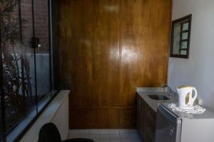 bagno con lavandino e porta in legno di Das Heim Hotel ad Asunción