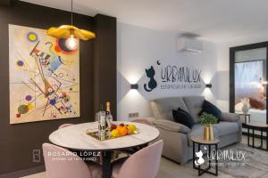 een woonkamer met een tafel en een bank bij Urbanlux Olimpia Superior in Albacete