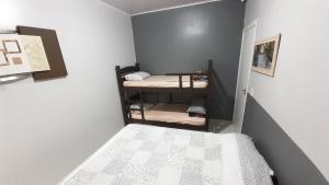 une petite pièce avec un lit et une petite chambre dans l'établissement Casa Bethel - De 3 a 5 minutos do Thermas, à Olímpia