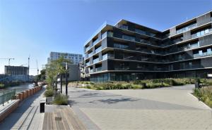 un edificio con un passaggio pedonale di fronte di Green Apartament City Center a Breslavia