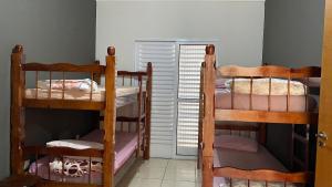 Habitación con 2 literas en una habitación en CASA MAANAIM, en Olímpia