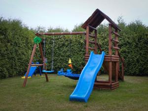 un parque infantil con tobogán y columpio en Agroturystyka Na górce, 