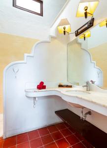 La salle de bains est pourvue d'un lavabo et d'un miroir. dans l'établissement VILLA MERIDA BOUTIQUE HOTEL - Adults Only, à Mérida