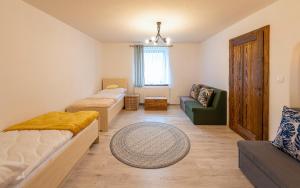 A bed or beds in a room at Apartmány pri Dunajci