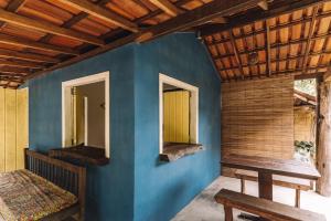 凱拉伊夫的住宿－Vila das Ondas Caraíva，带2扇窗户的蓝色墙壁客房