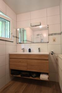 La salle de bains est pourvue d'un lavabo et d'un miroir. dans l'établissement Le Paradis Mosan, à Waulsort