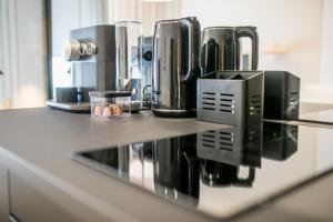 トルンにあるApartament Migdałowyのカウンター(コーヒーメーカー数台付)