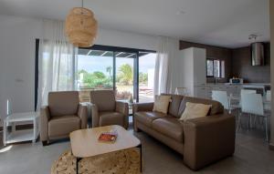 ラ・オリーバにあるWind Wave 28B - Heated & Shared poolのソファと椅子とテーブルのあるリビングルーム