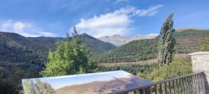 un balcone con vista sulle montagne di Apartamento MontEsquiBonito Bonito Apartamento en Yésero a Yésero