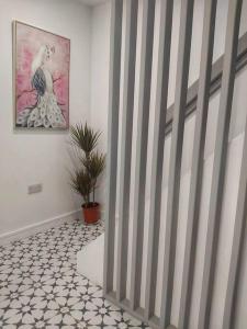 un pasillo con una puerta corredera en una habitación con una planta en Elmwood House Luxury Seaview Accommodation, en Donegal