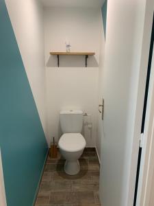 uma casa de banho com WC num pequeno quarto em Ravissant logement avec jacuzzi em Lançon-Provence