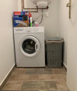een wasmachine en droger in een kleine wasruimte bij Ravissant logement avec jacuzzi in Lançon-Provence